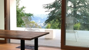 Video eines Tisches aus Altholz Eiche mit geschliffener Oberfläche auf zwei Rohstahlframes