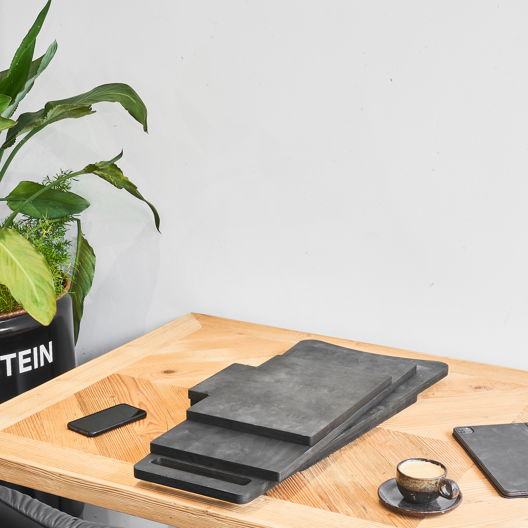 Zerlegter Stehtisch, dessen Einzeleile auf einem Schreibtisch liegen