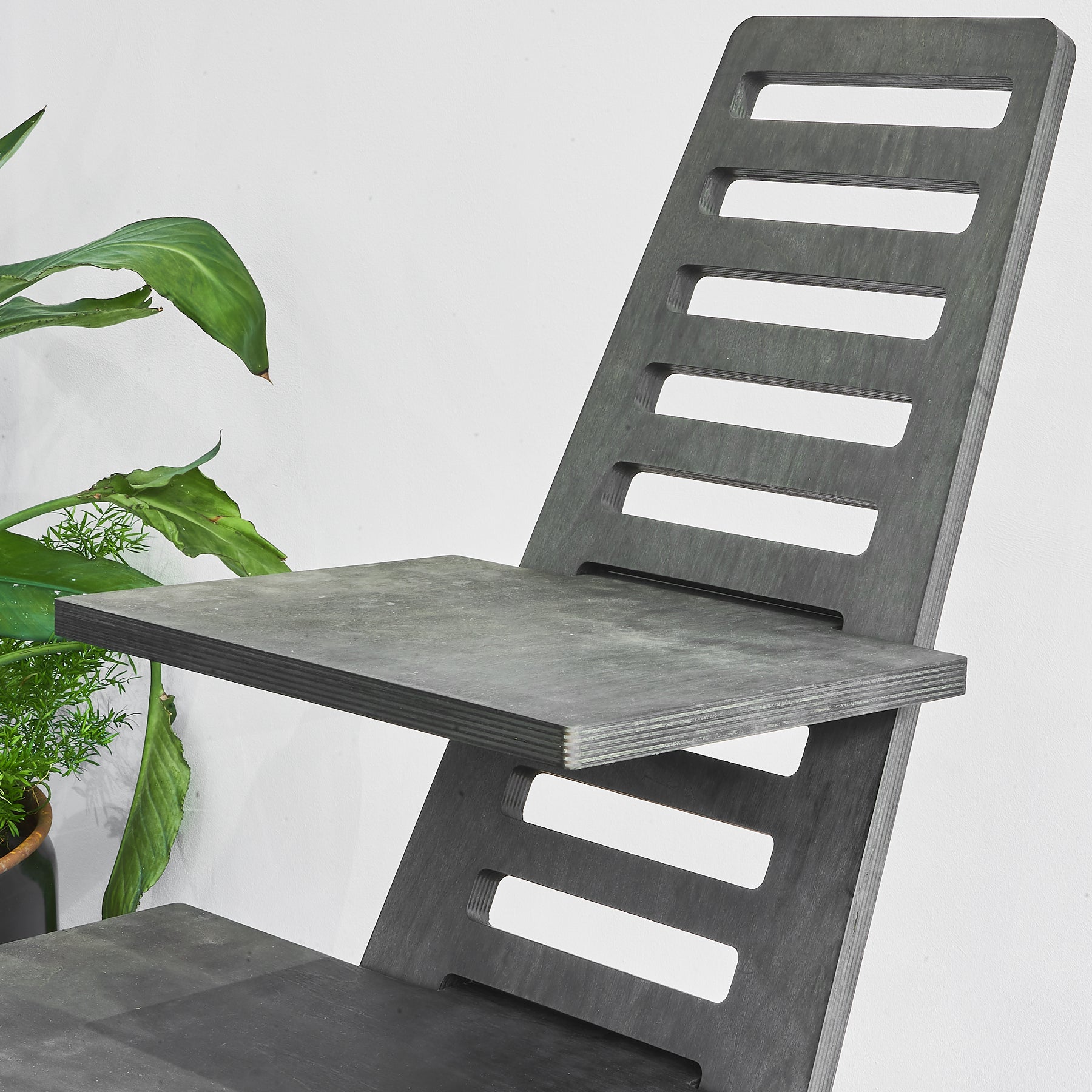 Aufgebauter Stehtisch. Detailansicht mit verschiedenen Einsteckmöglichkeiten der Ablageflächen