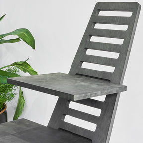 Aufgebauter Stehtisch. Detailansicht mit verschiedenen Einsteckmöglichkeiten der Ablageflächen