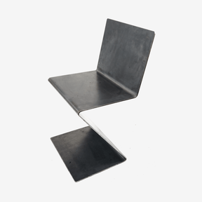 Freischwinger aus rohem Flachstahl und Rückenlehne, gefertigt aus einem Stück Flachstahl ohne Schweißnaht