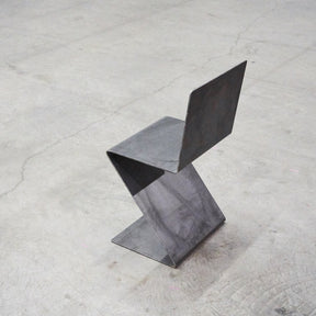 Freischwinger aus rohem Flachstahl und Rückenlehne, gefertigt aus einem Stück Flachstahl ohne Schweißnaht auf Betonboden