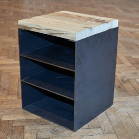 Nachttisch aus rohem Stahl, drei Fächern und einer Platte aus Altholz Fichte