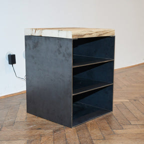 Nachttisch aus rohem Stahl, drei Fächern und einer Platte aus Altholz Fichte