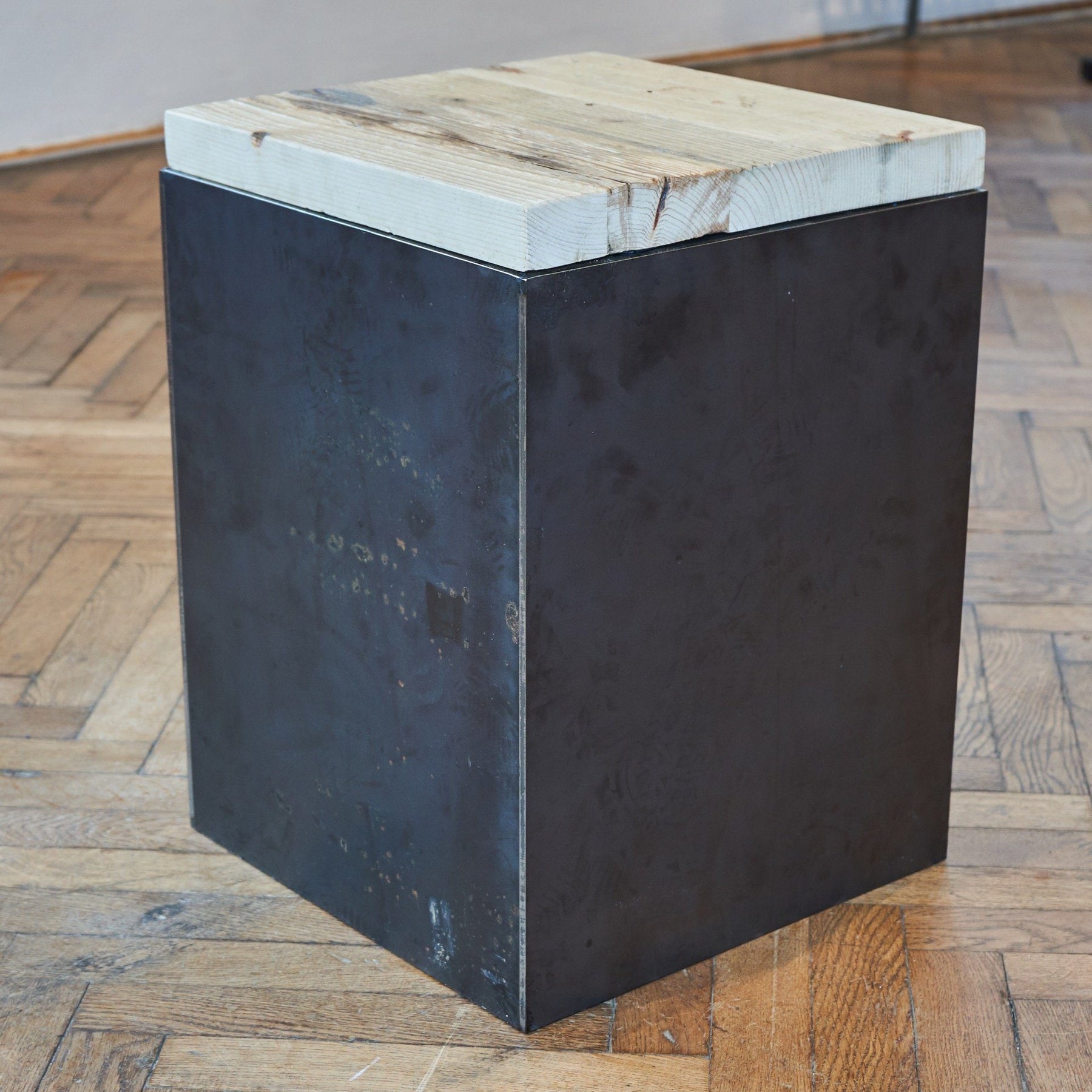 Nachttisch aus rohem Stahl und einer Platte aus Altholz Fichte von hinten